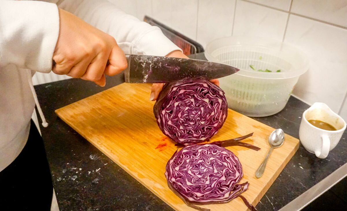 Vegetarischer Weihnachtsburger mit knusprigen Süßkartoffelpommes