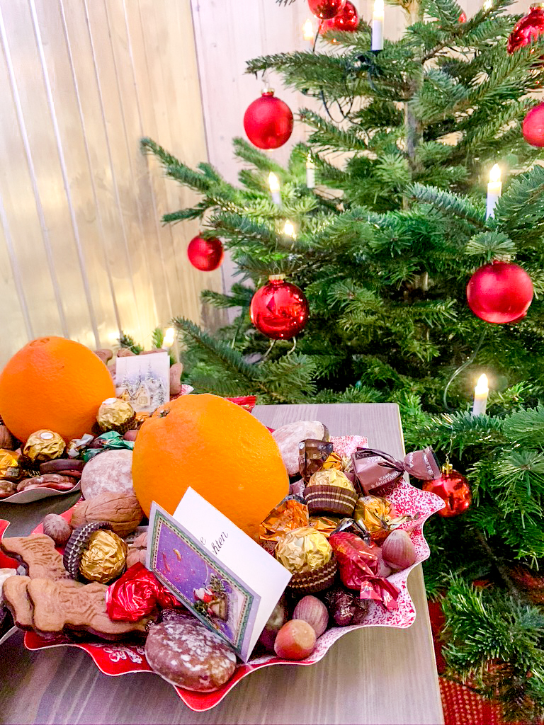 Weihnachtsbaum und Süßigkeiten