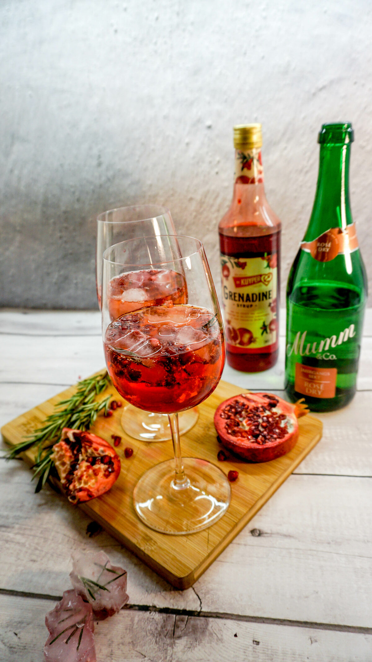 Prickelnder Granatapfel Sekt mit Rosmarin