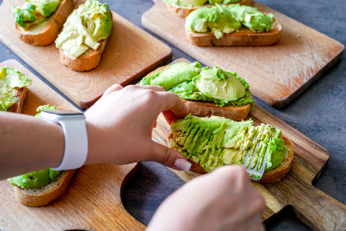 Smashed Avocado Toast mit pochiertem Ei wie in Australien