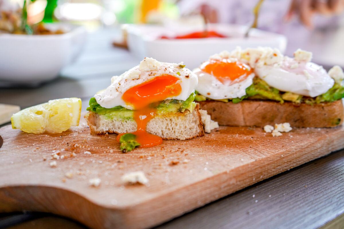 Smashed Avocado Toast mit pochiertem Ei wie in Australien
